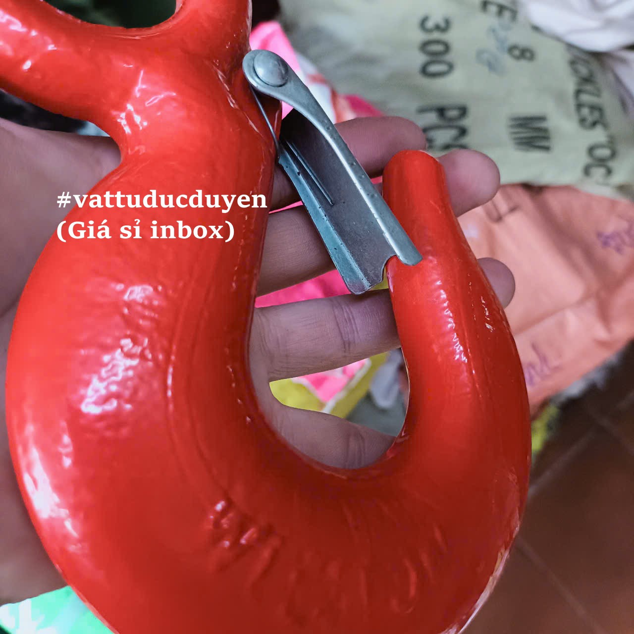 Móc tròn khoá chốt, buộc hàng 3 Tấn – Giữ hàng hóa an toàn, chắc chắn, màu đỏ nổi bật