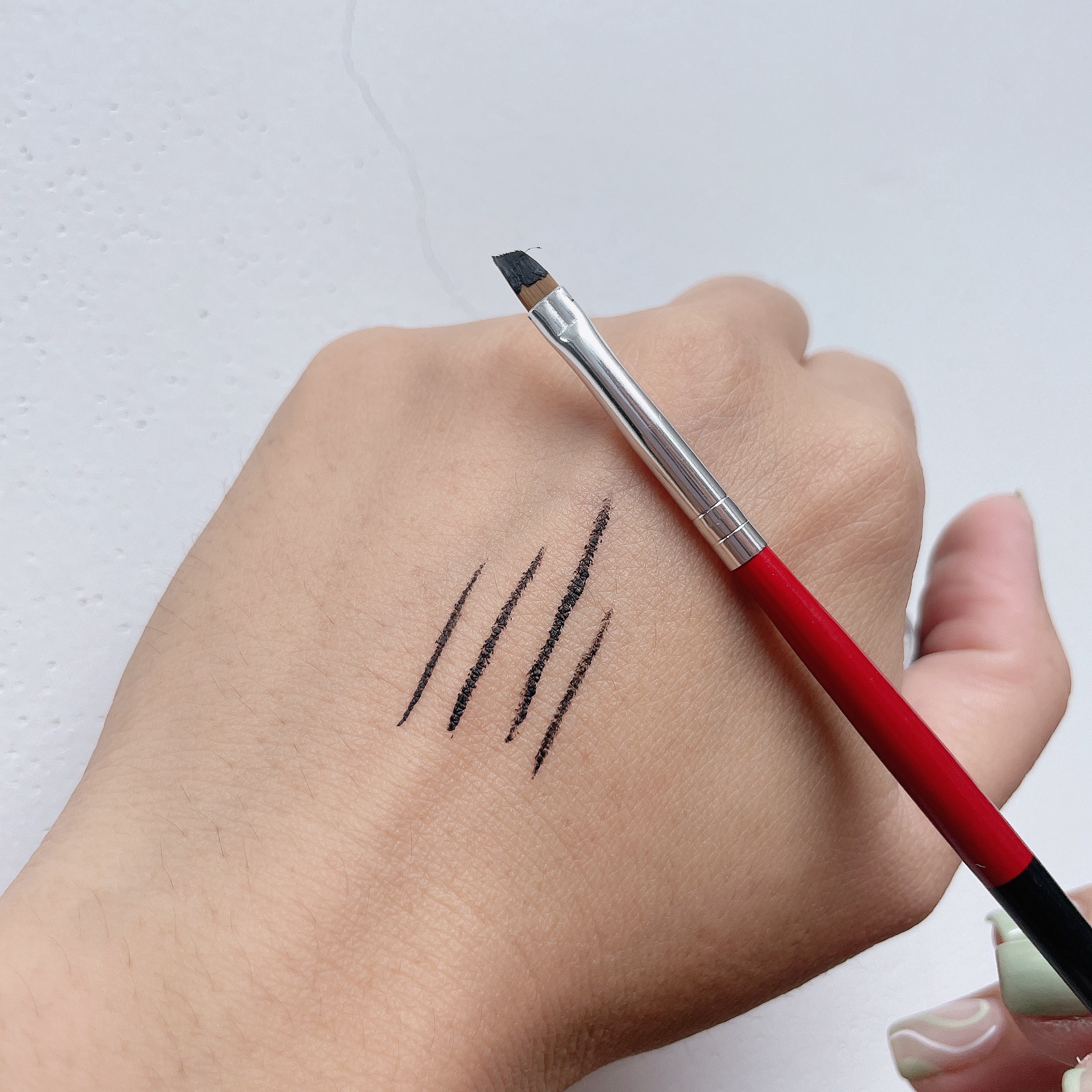 Cọ vẽ eyeliner nét siêu mảnh