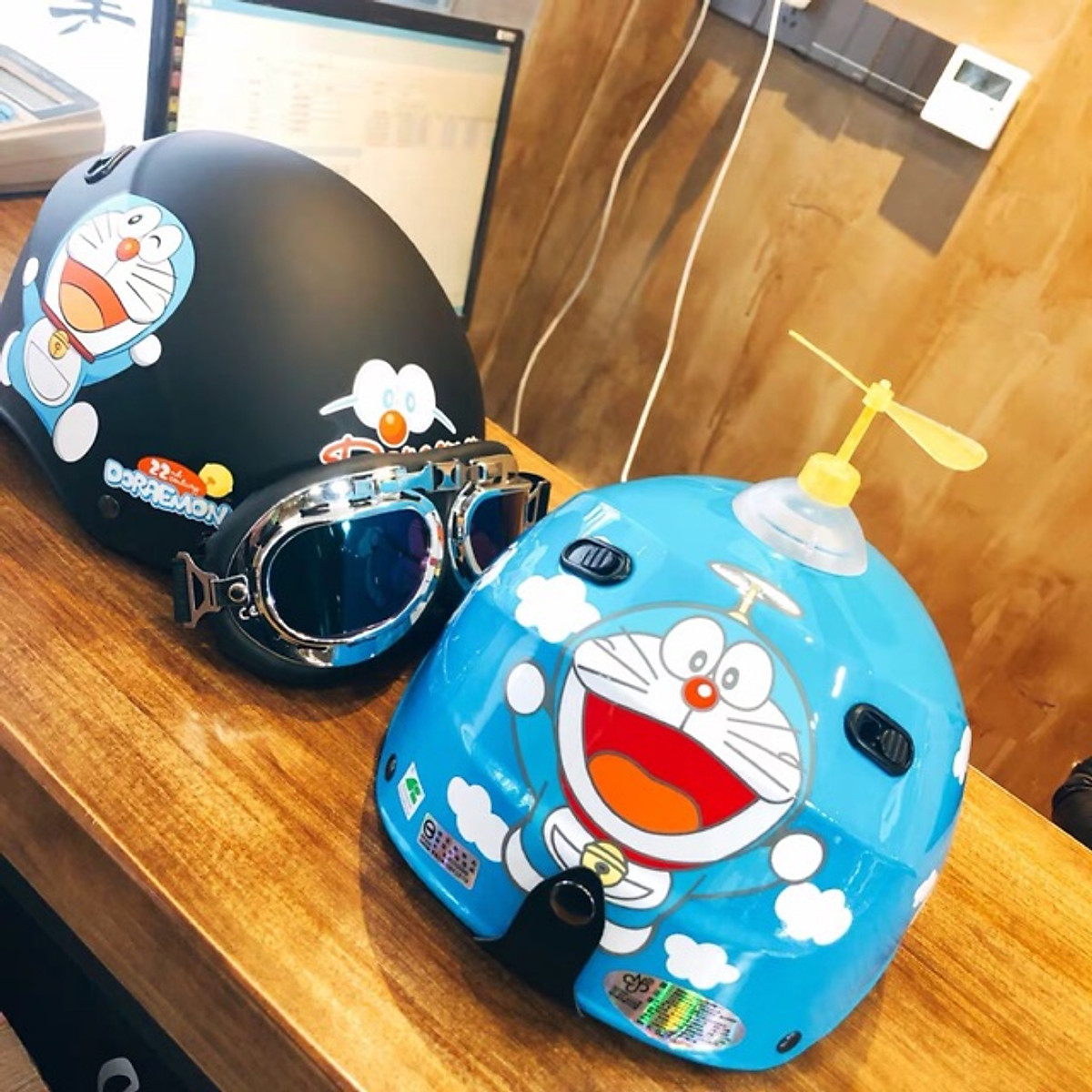[HCM]Chong Chóng Doraemon Gắn Nón Bảo Hiểm