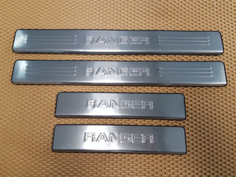 Ốp bậc cửa ngoài Ford Ranger