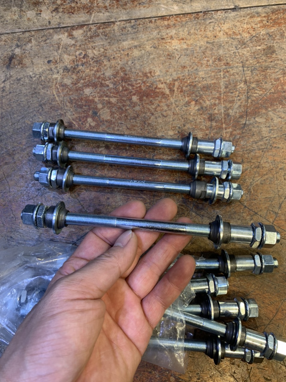 Solid Axle Mounted on Front and Rear Hubs, Tapered Terrain Type for Bicycles