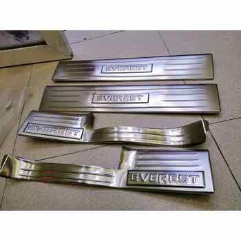 ốp bậc cửa trong xe everest