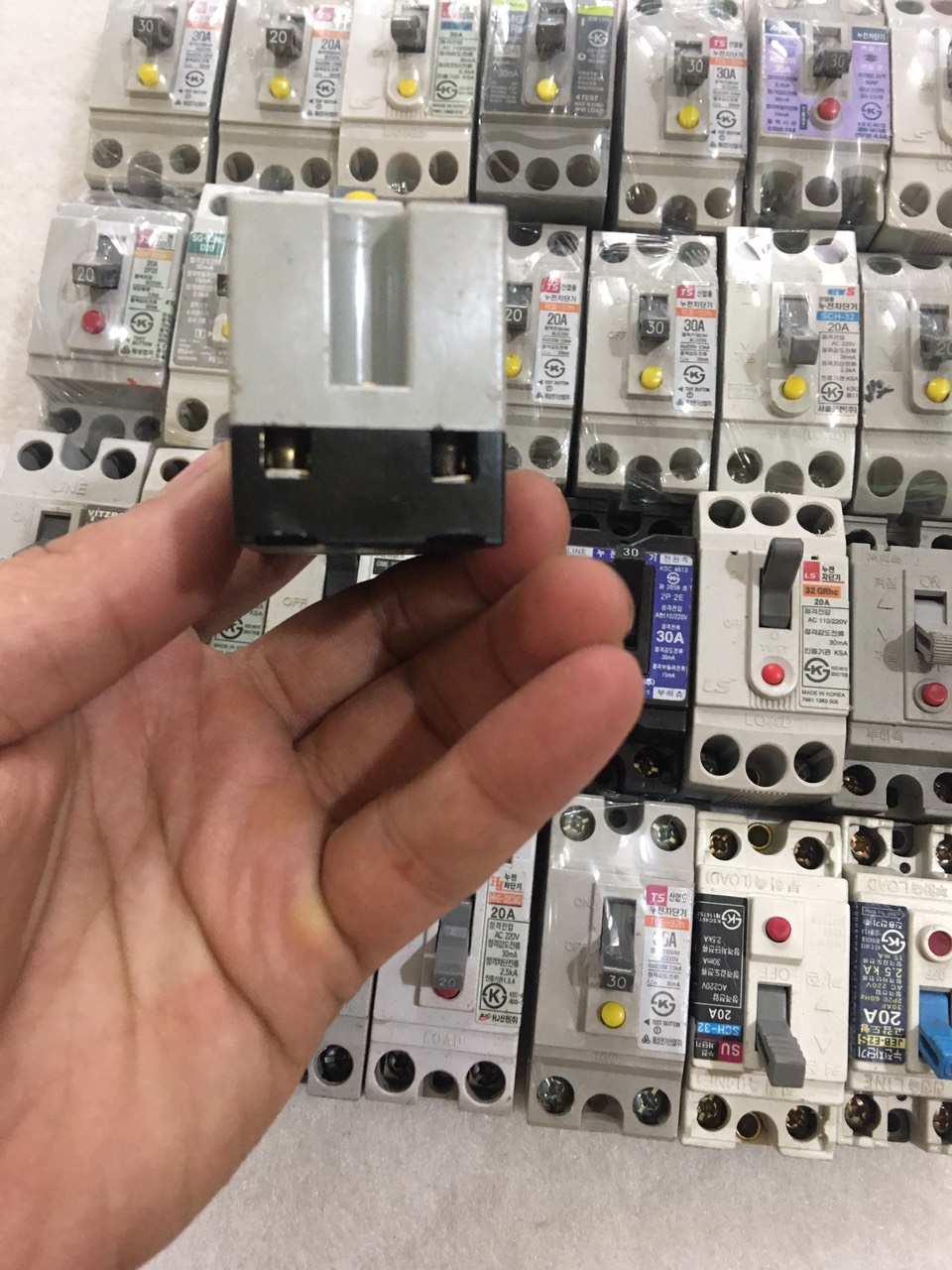 Atomat chống điện giật bãi hàn quốc 20A