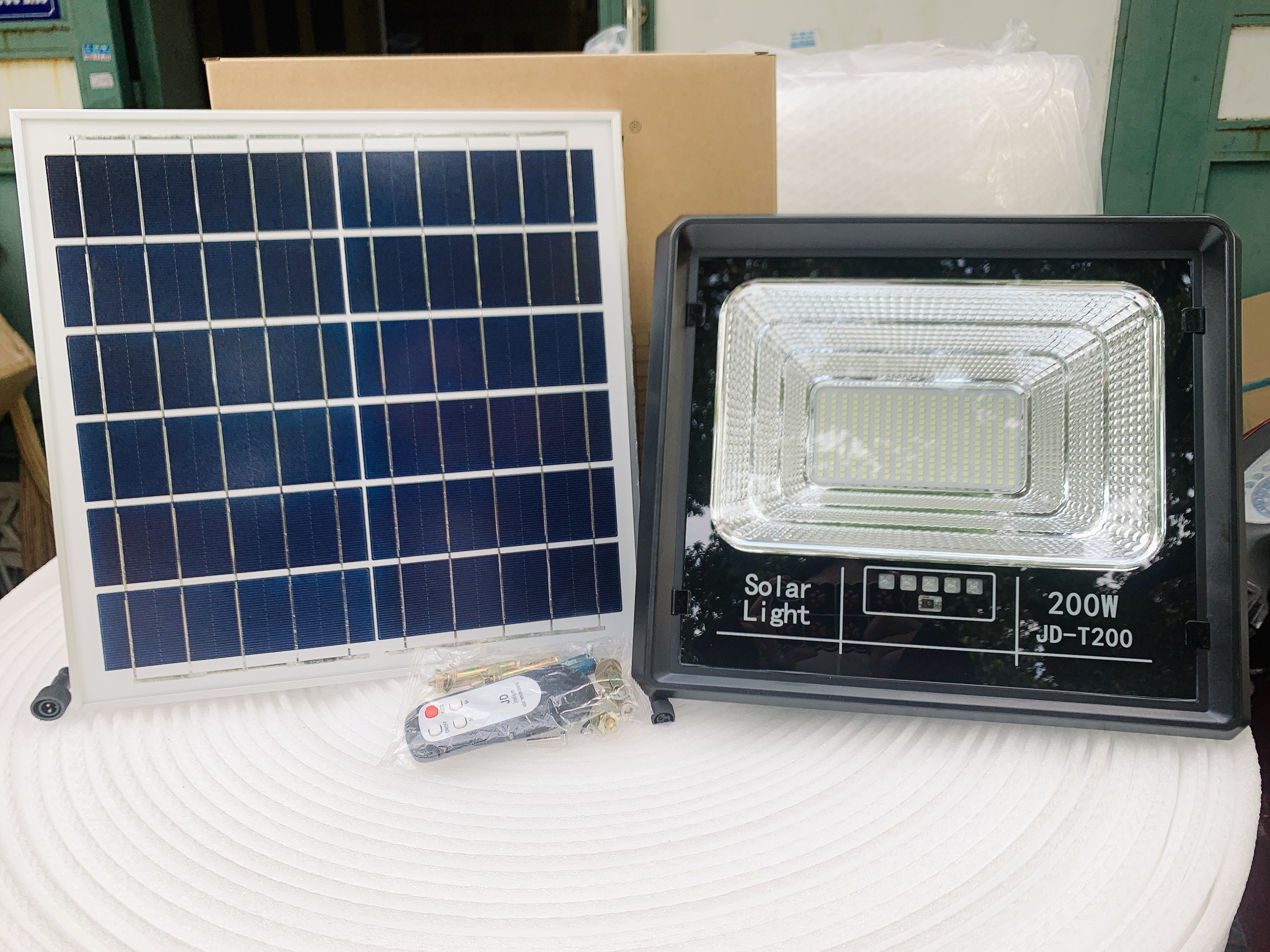 Đèn Pha Năng Lượng Mặt Trời Jindian JD T200 ( 200w )