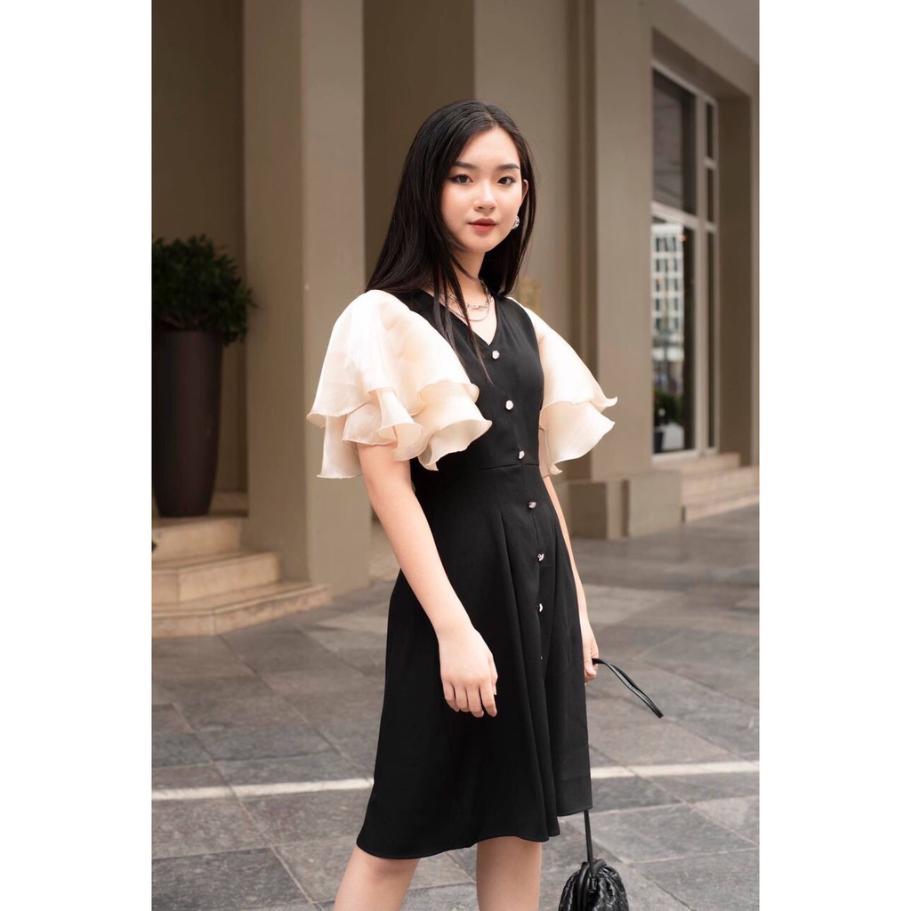 Đầm đen phối tay trắng bèo
