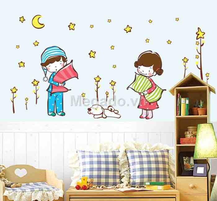 Decal tranh dán tường em bé ôm gối