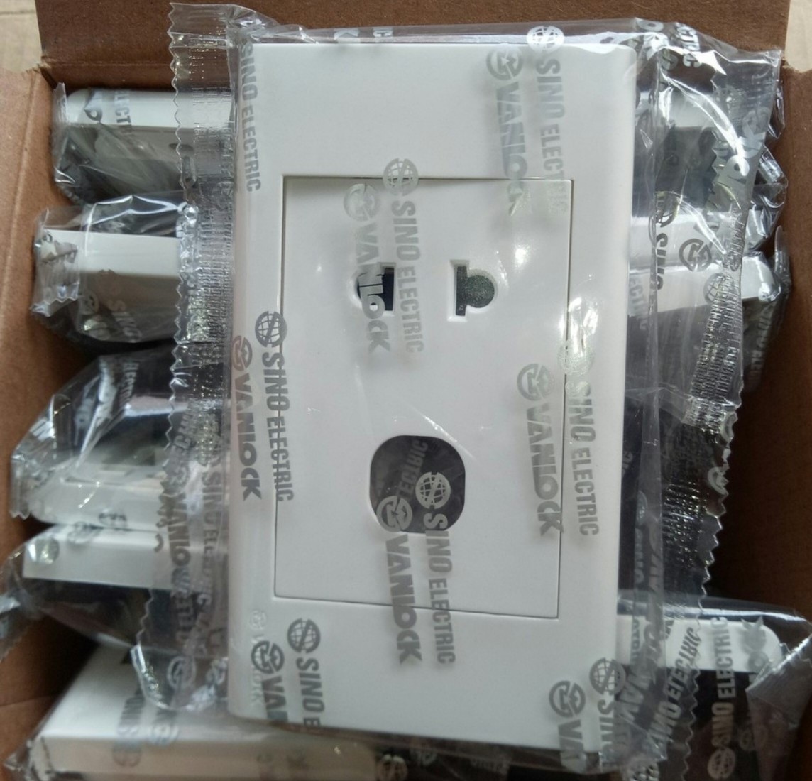 [Sino] Mặt 1 Ổ Cắm 2 Chấu + 1 Công Tắc