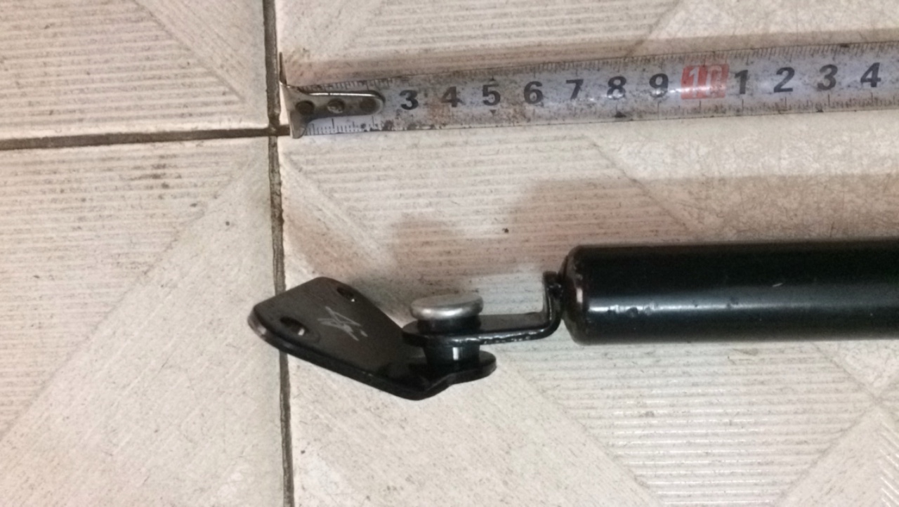 Ty chống cốp sau Mitsubishi Jolie