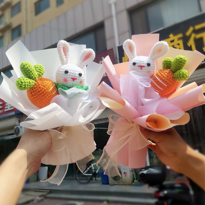 Bó hoa cà rốt và thỏ bằng len handmde