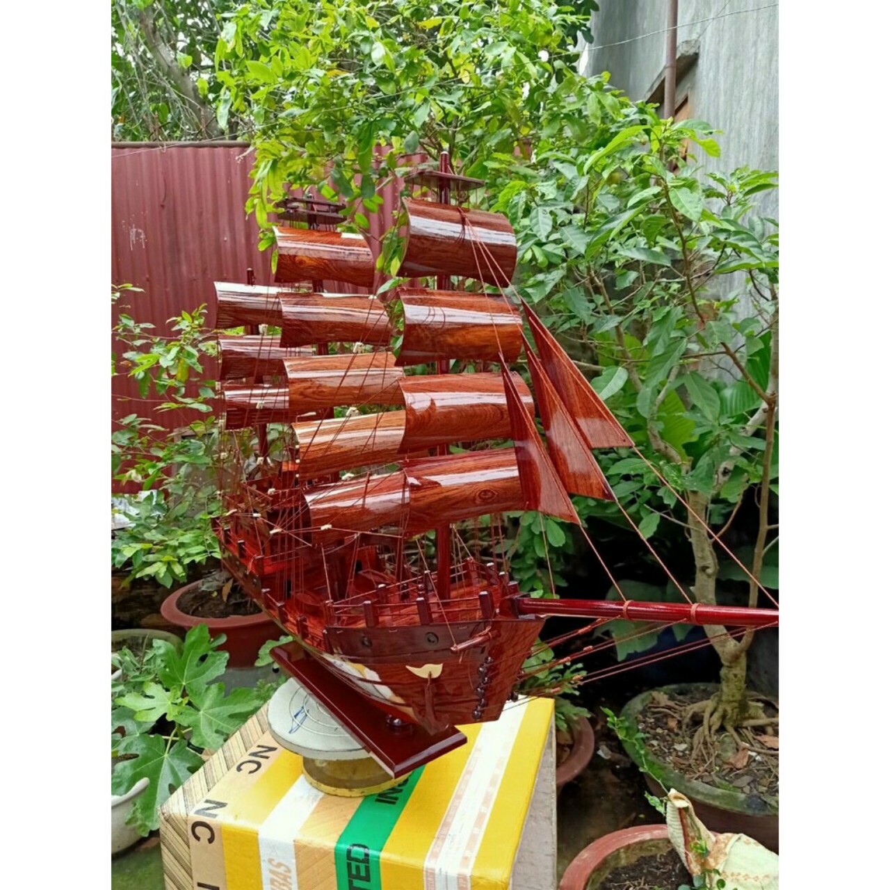 Thuyền gỗ hương - thuận buồm xuôi gió