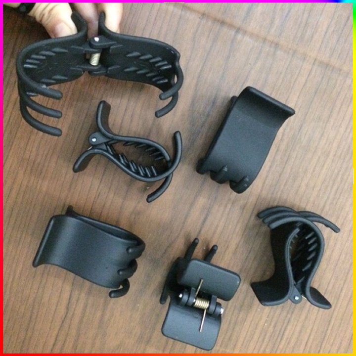 Kẹp tóc càng cua 5 răng xinh, chắc chắn.