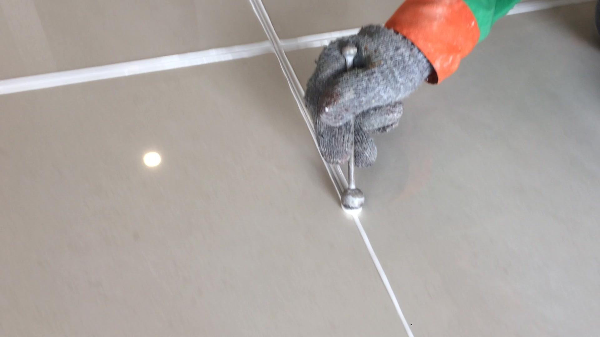 Bi vét keo ron vuốt lại đường ron mịn đẹp