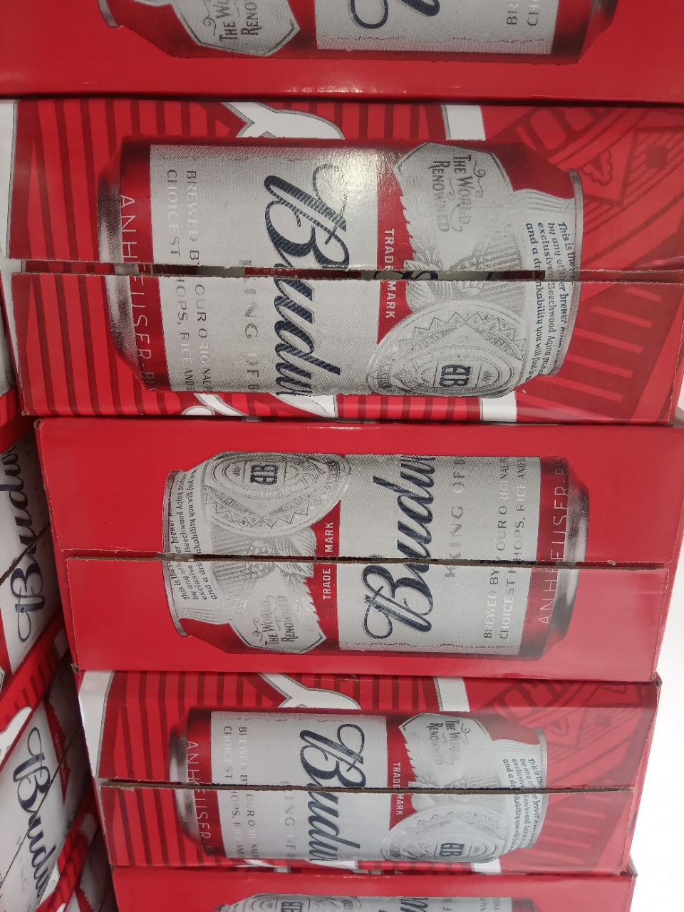 Bia Budweiser lon 330ml x 24lon [mẫu xuân 2021]
