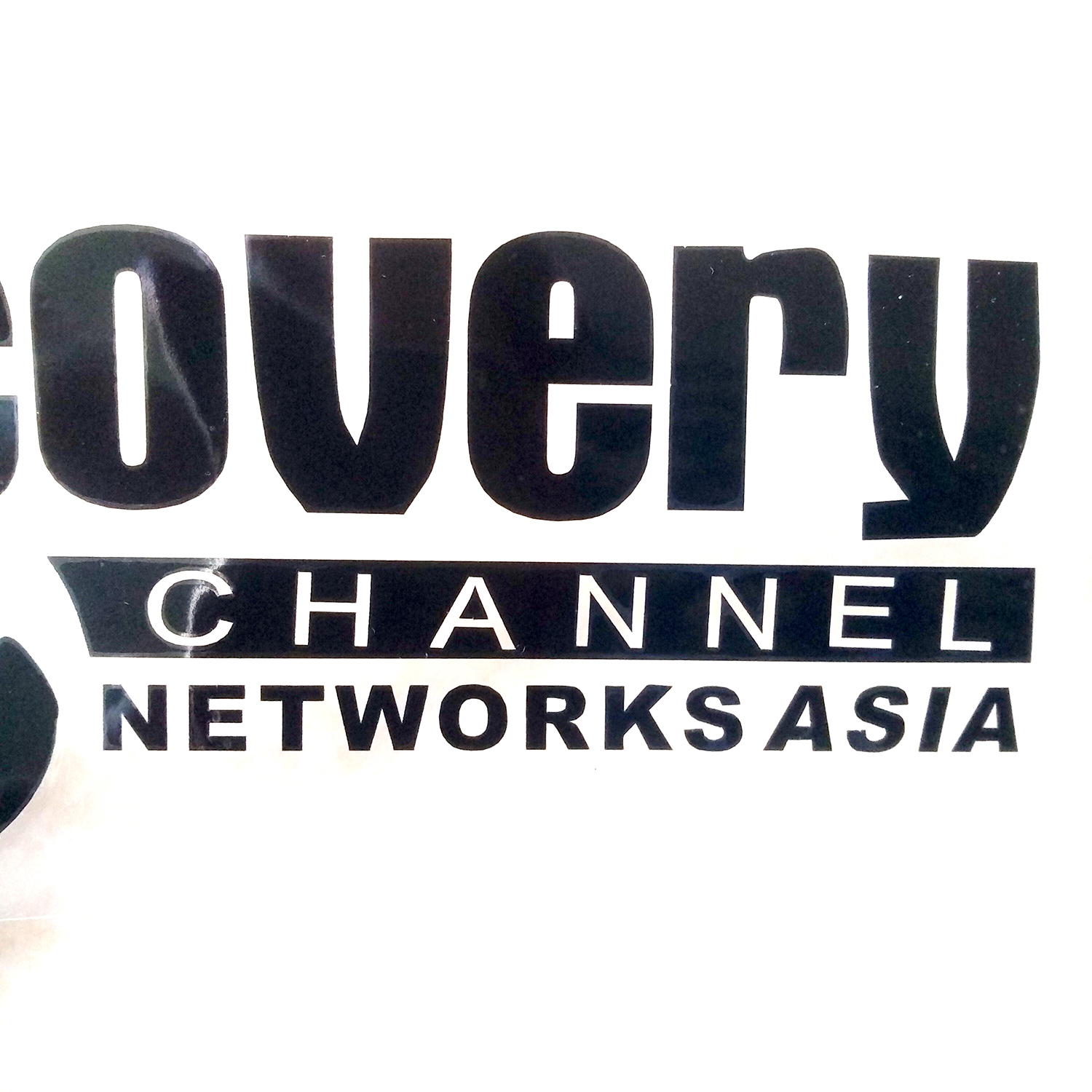 Decal dán DISCOVERY CHANNEL loại nhỏ ( Kích thước 25cm x 9.5cm )