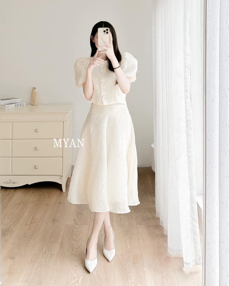 Set gấm dập nổi myan thiết kế tay bồng 4 cúc dọc thân chân váy a dáng dài 2 lớp màu kem svn032302