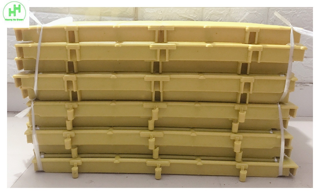10 Tấm Nhựa Lót Sàn Chuồng Chó, Chuồng Heo, Mèo... Kích thước 40×55x3.5cm Có Thể Ghép Vào Nhau, Màu Vàng - Tấm nhựa lót sàn đa năng màu Vàng!