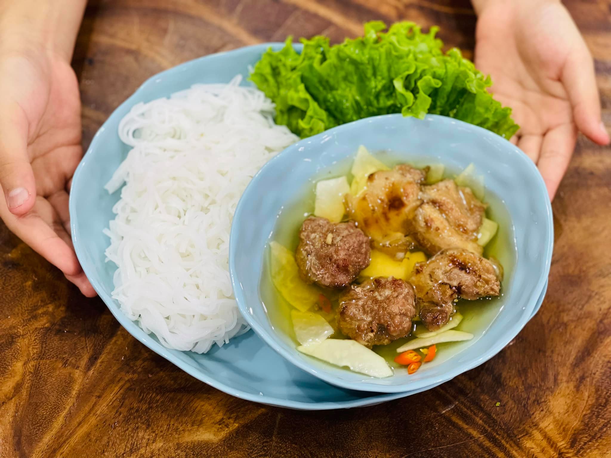Đĩa Sứ Hình Cánh Hoa Cao Cấp Sang Trọng/ Gốm Sứ Bát Tràng Xuất Khẩu/ 30 * 26 cm, 25 * 22 cm, 20 * 18, 6 * 9 cm/ Quà Tặng Nhà Mới/ Bạn Bè Quốc Tế/ Nhà Hàng Khách Sạn 5 Sao/ Nặn Bằng Tay/ Có Thể Sử Dụng Trong Lò Vi Sóng/ Màu Pastel