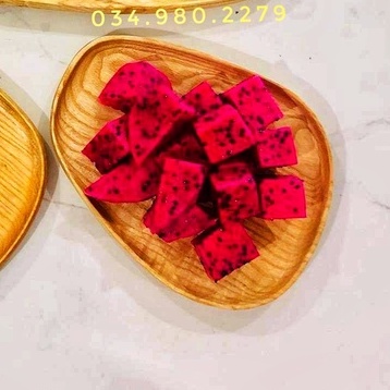 Khay gỗ đựng bánh và gia vị sốt chấm cho bữa tiệc