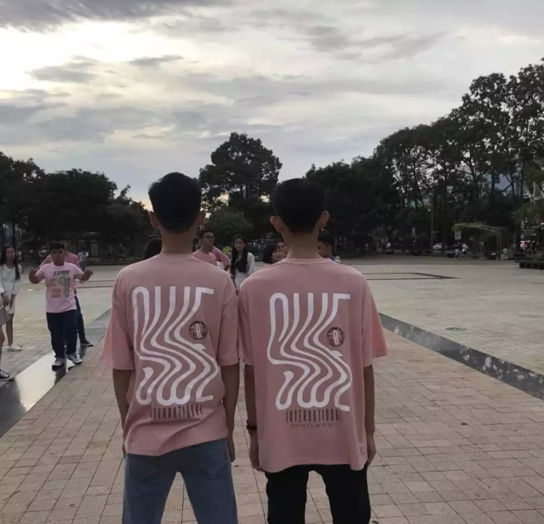 Combo 2 áo thun nam nữ form rộng Hàn Quốc in hình NL mã NL01 độc đẹp vải dày mịn mát ( đen hồng )