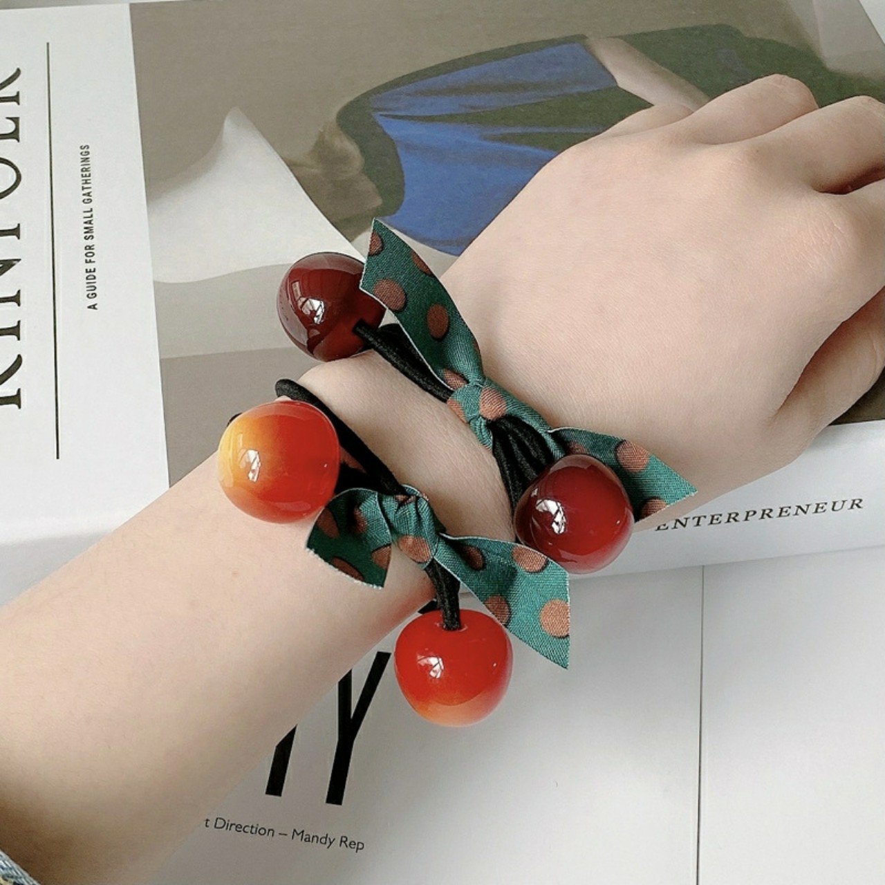 CỘT TÓC CHERRY PHỐI NƠ CHẤM BI XINH XẮN