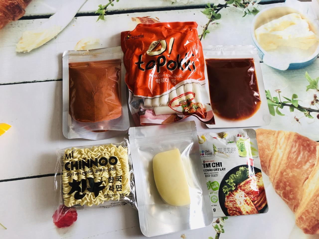 Combo 6 món bánh gạo truyền thống siêu hot ( 500g bánh gạo thỏi, sốt, bột ớt, mì, phô mai mozzarella, kimchi)