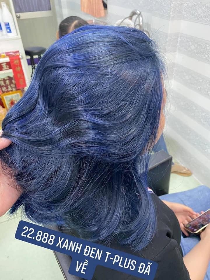 Với màu sắc đa dạng và hoàn toàn khác biệt, kiểu tóc nhuộm đen xanh là điểm nhấn hoàn hảo để bạn tỏa sáng trong bất kỳ dịp đặc biệt nào. Hãy nhập cuộc và khám phá hình ảnh để trải nghiệm cảm giác đầy phấn khởi khi sở hữu một kiểu tóc tuyệt vời này.