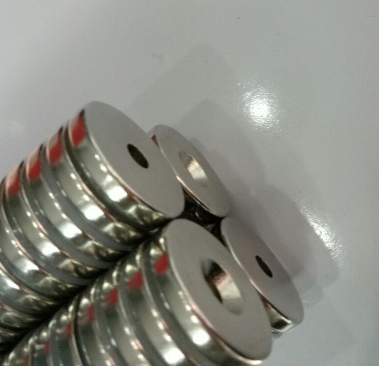 Nam châm viên 30x5 lỗ 6mm có lỗ bắt vít