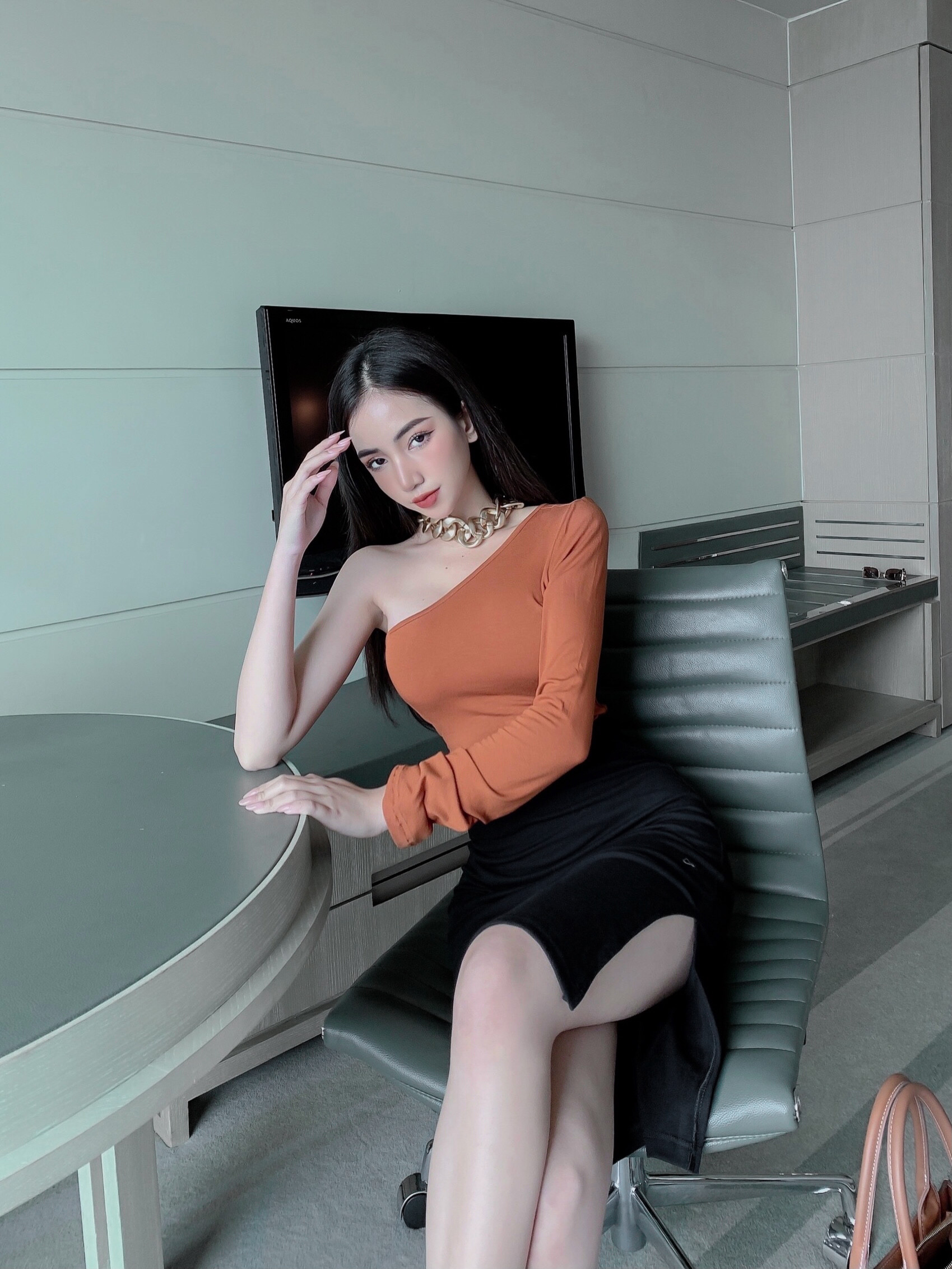 Chân váy thun ôm xẻ đùi form lửng