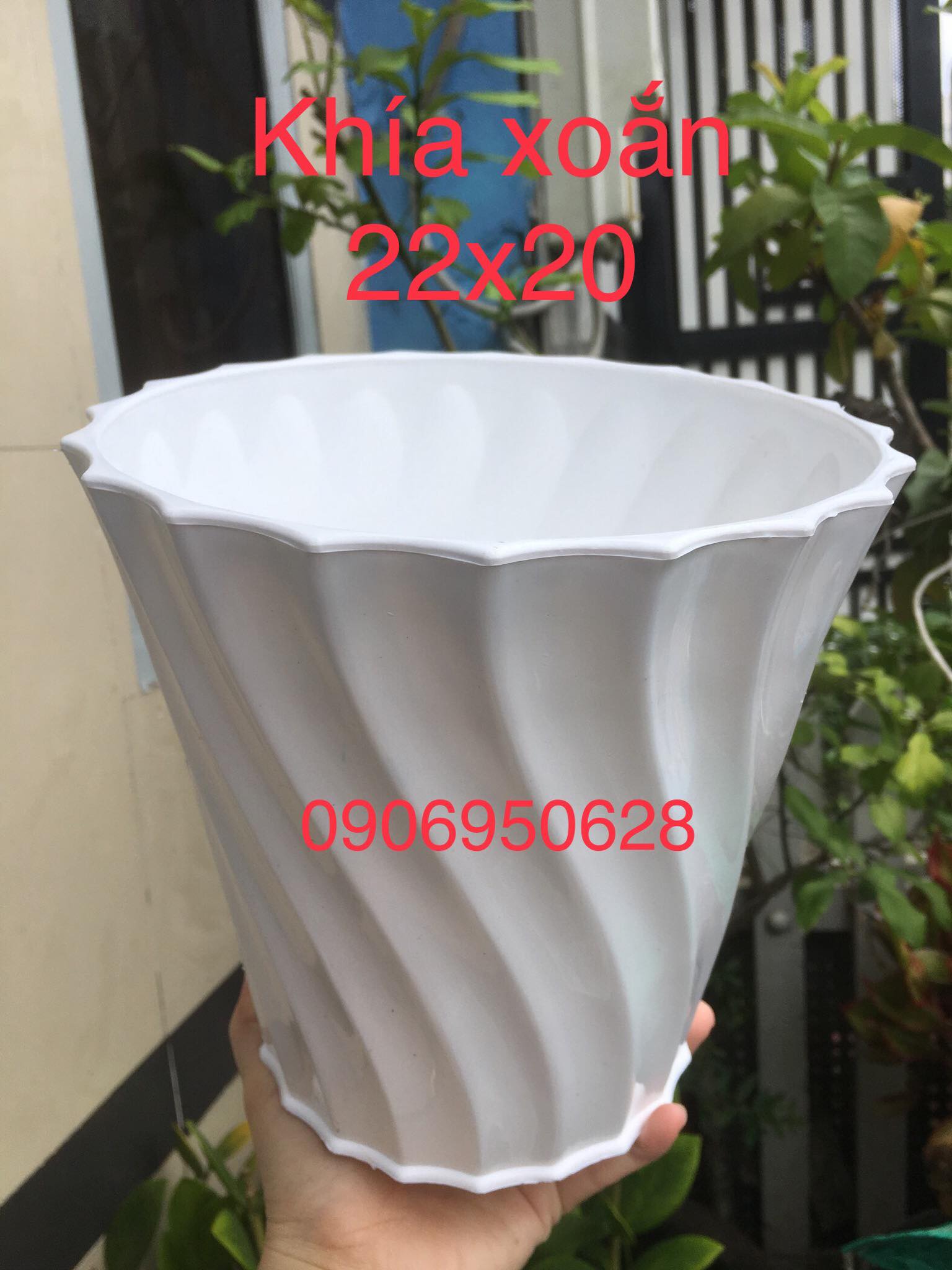 Chậu nhựa khía xoắn trắng