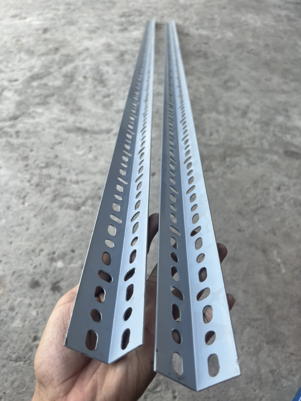 Cây sắt V lỗ ( V4 ) dày 1.5ly - dài 100cm