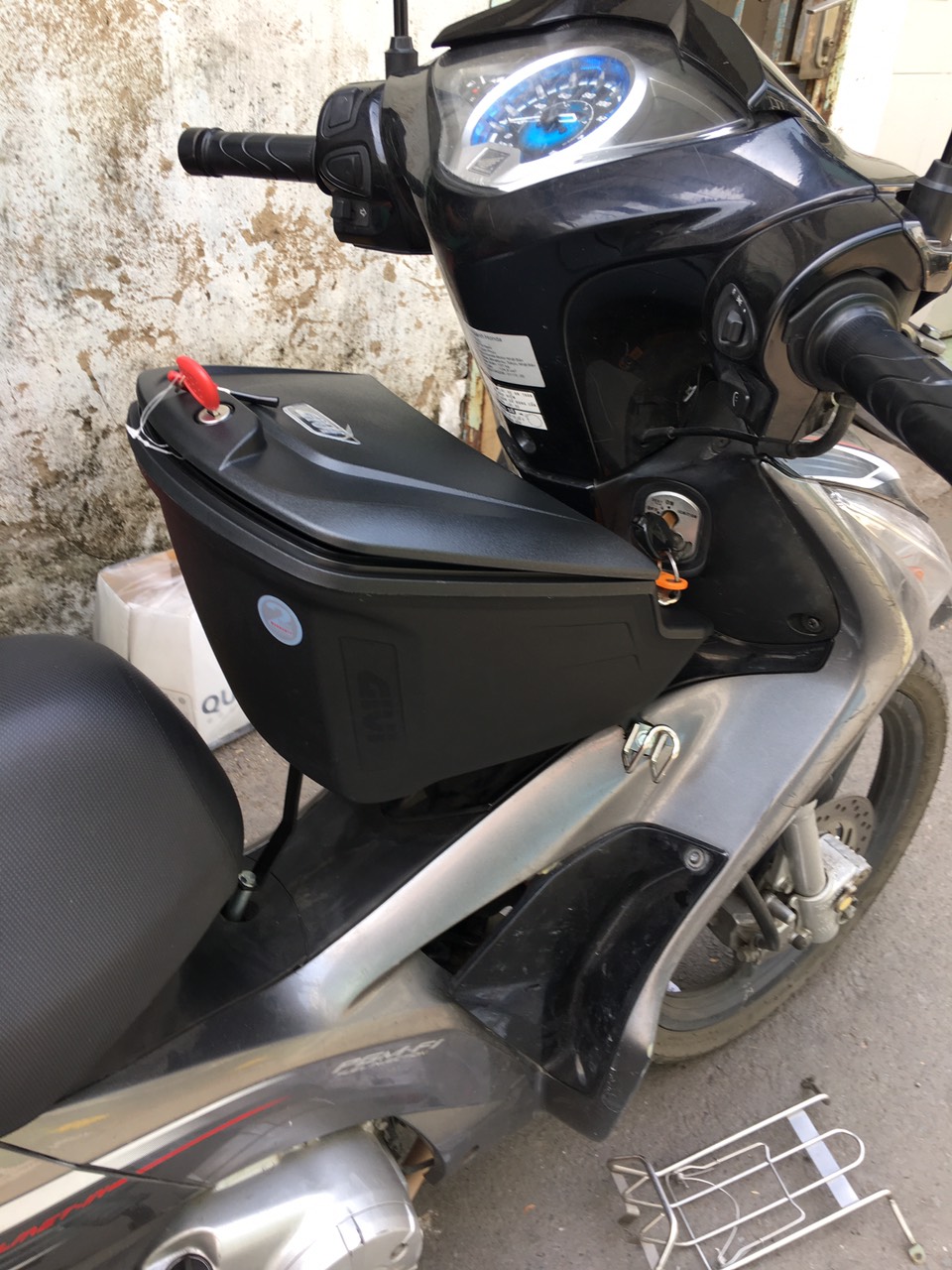 Thùng giữa Future 125 mẫu Givi G12N kèm pát gắn Future 125 , hàng givi chính hãng, bảo hành 2 năm