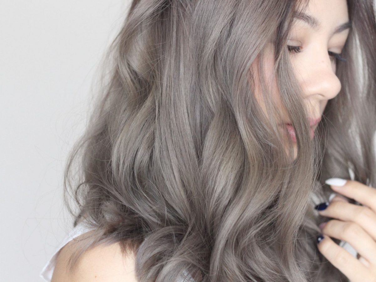 Màu xám khói mang lại sự bí ẩn và cổ điển cho kiểu tóc của bạn. Hãy xem hình ảnh để tìm hiểu cách tô điểm cho bộ tóc của bạn trở nên thật ấn tượng và thu hút.