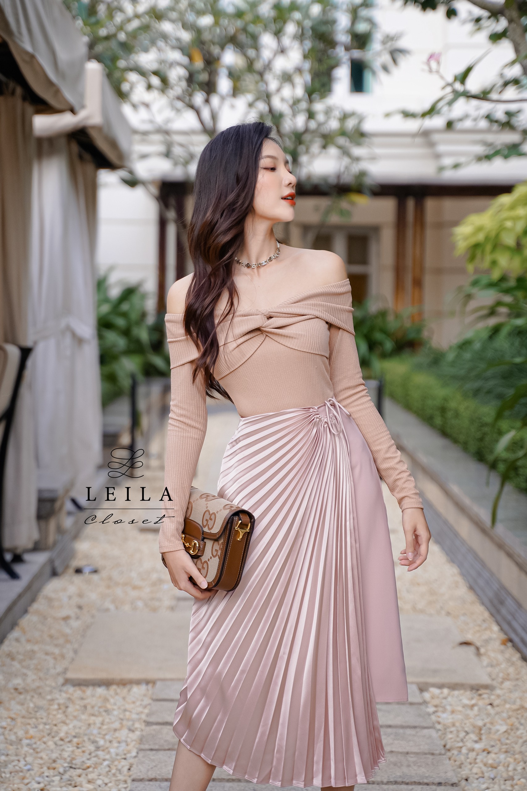Áo Fuzzy bẹt vai Leila closet
