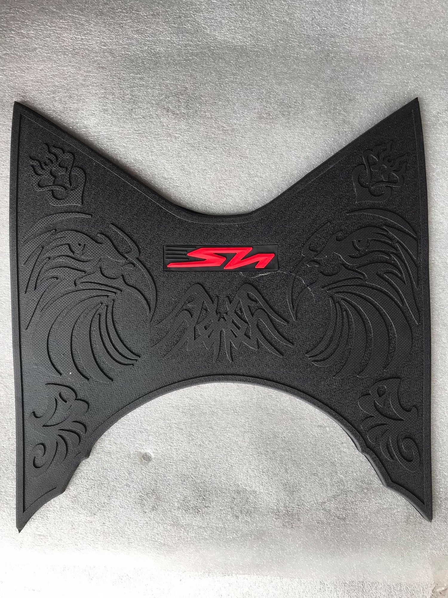 THẢM LÓT CHÂN CAO SU DÙNG CHO XE SH 2020 CHỮ ĐỎ - HOA VĂN, HÀNG ĐẸP, VỪA GIÁ, VỪA VẶN VỚI XE, TĂNG THẨM MỸ