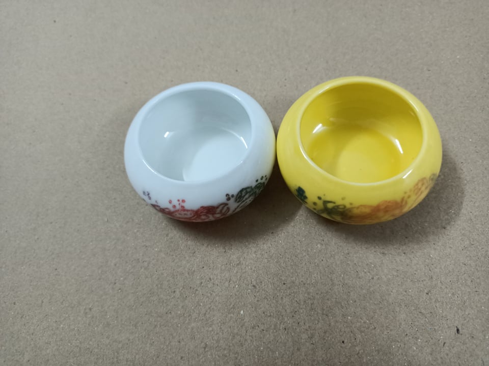 cóng sứ - chén sứ đự sâu cho chim sâu, chích chòe..