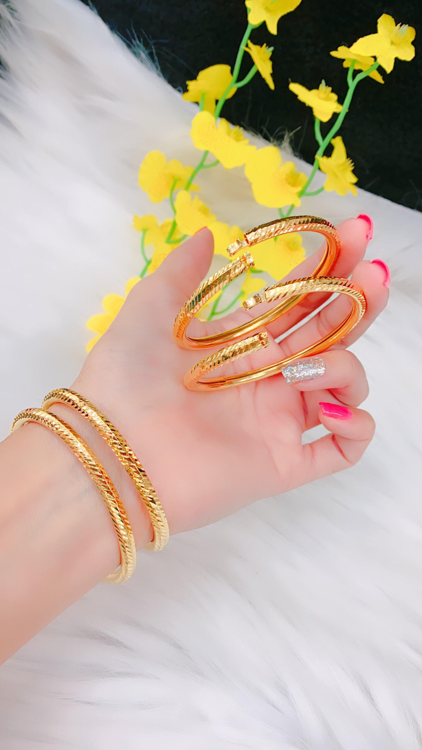 Vòng đeo tay nữ khóa vàng 18k Hàn Quốc: Chiếc vòng đeo tay này là sự kết hợp hoàn hảo giữa phong cách và chất liệu cao cấp. Mang trong mình vẻ đẹp và sự sang trọng của vàng 18k, chiếc vòng tay này sẽ làm bật lên phong cách thời thượng của bạn. Hãy sắm ngay chiếc vòng đeo tay nữ khóa vàng 18k Hàn Quốc để tỏa sáng trong mọi bữa tiệc.