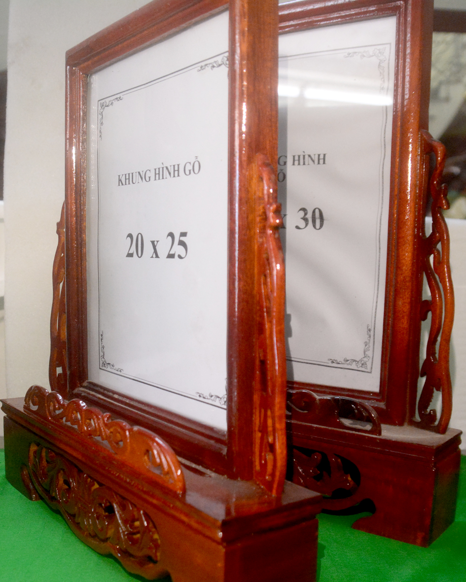 ]Khung hình có chân bằng gỗ đặt bàn thờ