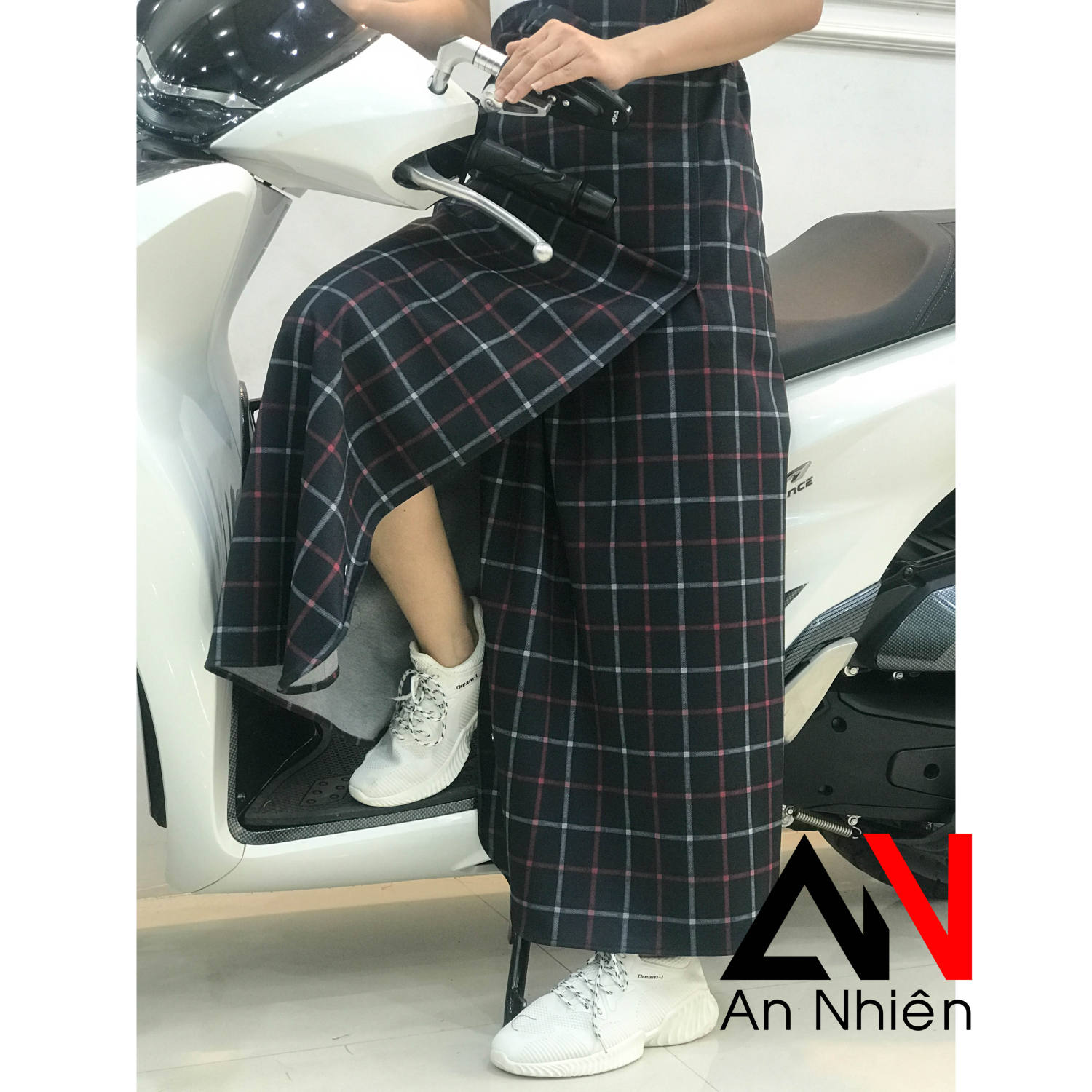 giá sỉ váy chống nắng loại xẻ tà chất liệu dày dặn mềm mại co giãn tốt cố định bằng miếng dán kết hợp nút bấm - có nút bấm dưới chân