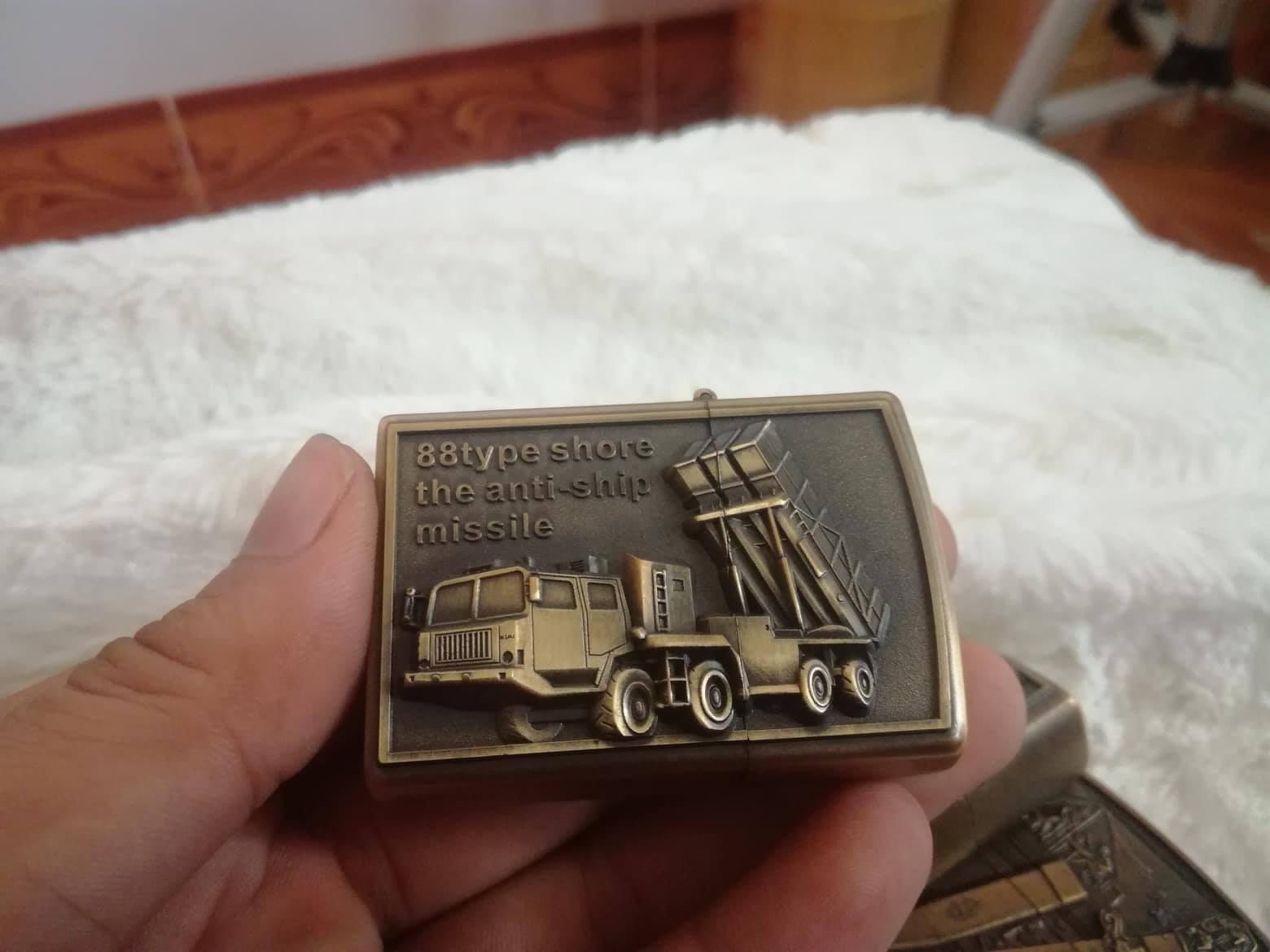 Bật lửa Zippo 3D cao cấp + Tặng đá và bấc (hình mẫu quân đội ngẫu nhiên)