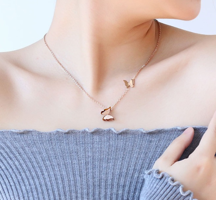 Dây chuyền Titan Đôi Bướm phun cát cách điệu (Vàng hồng)