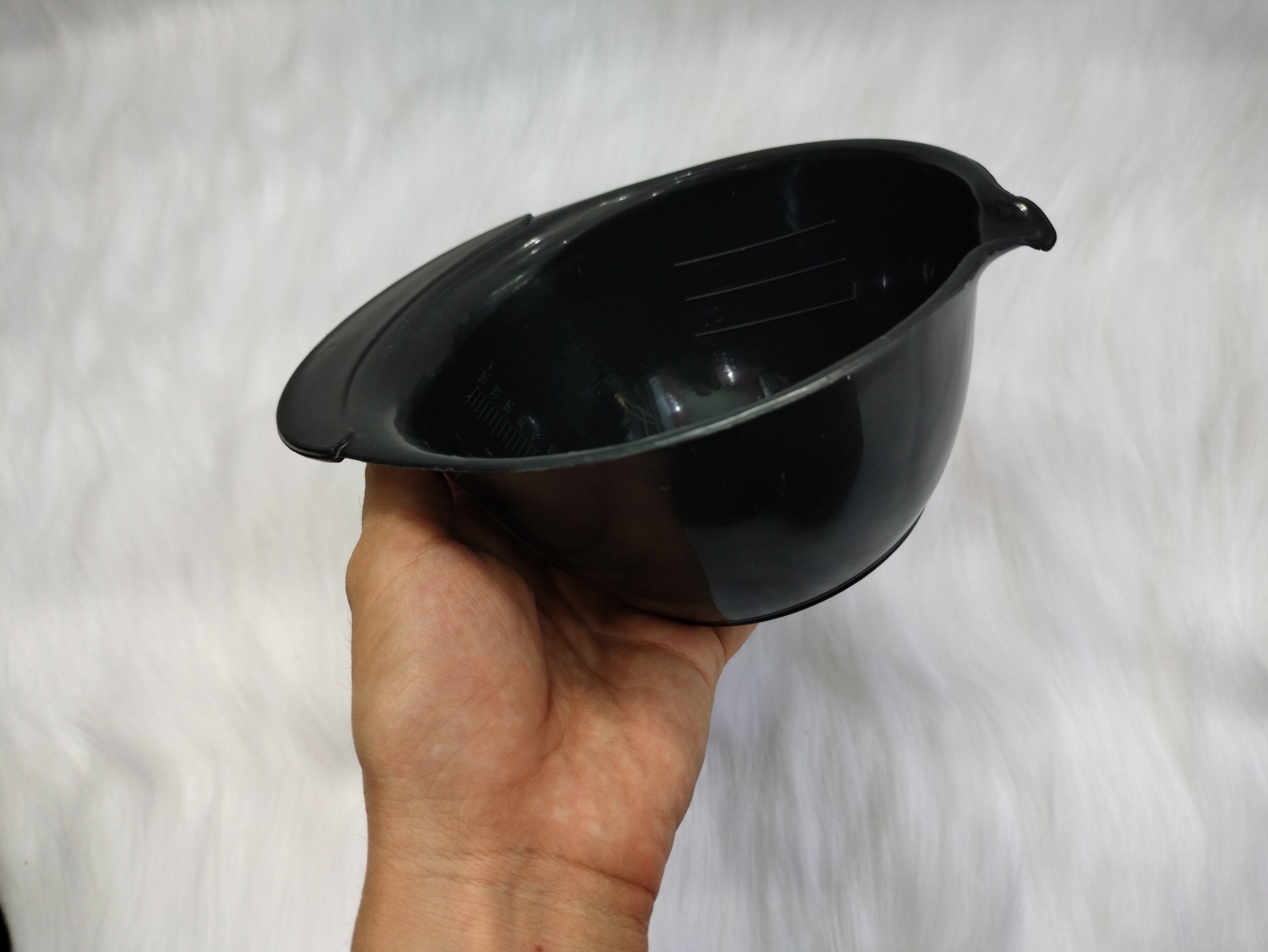 Chén nhựa đựng dung dịch nhuộm tóc