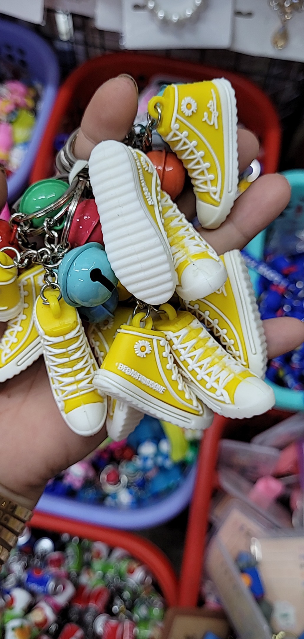 Móc khóa hình đôi giày sneaker đáng yêu nhiều màu