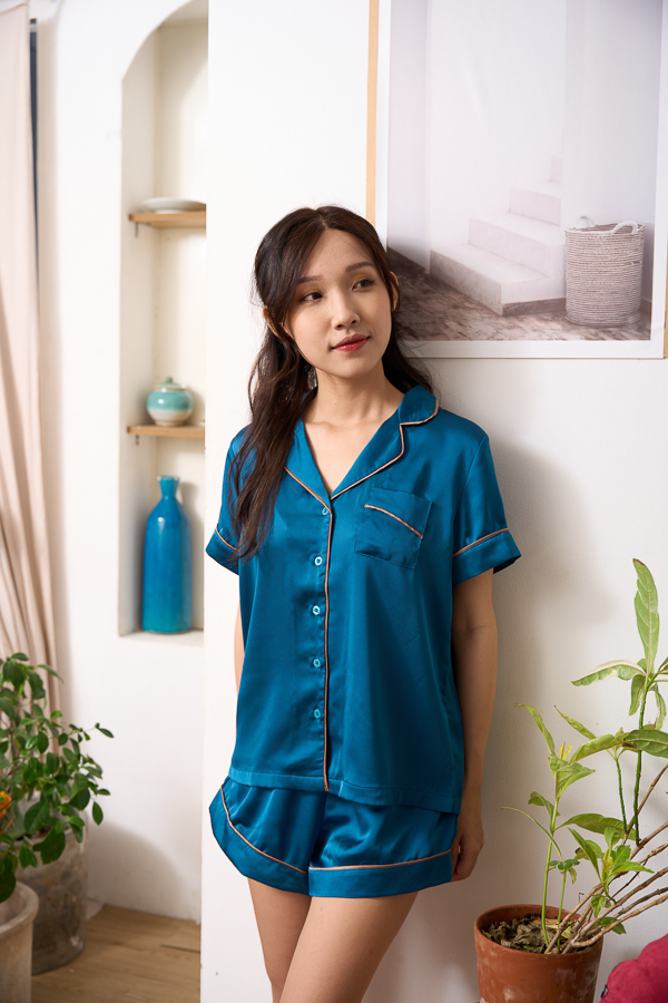 [NHẬP MÃ LAZSOCIAL80K GIẢM NGAY 12%] Bộ pyjama ngắn MAYBI lụa xanh đậm