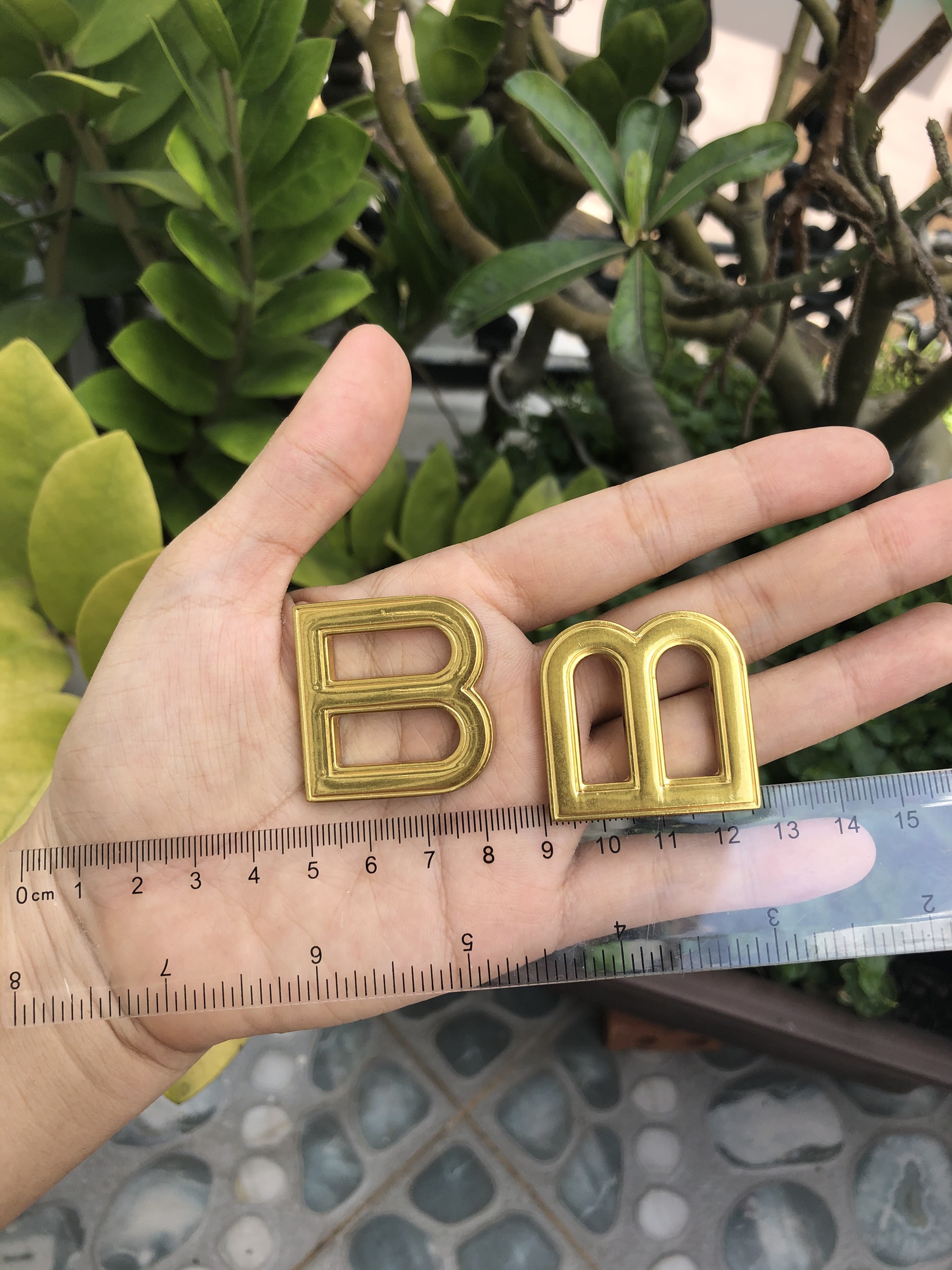 Mạc chữ B trang trí túi xách handmade