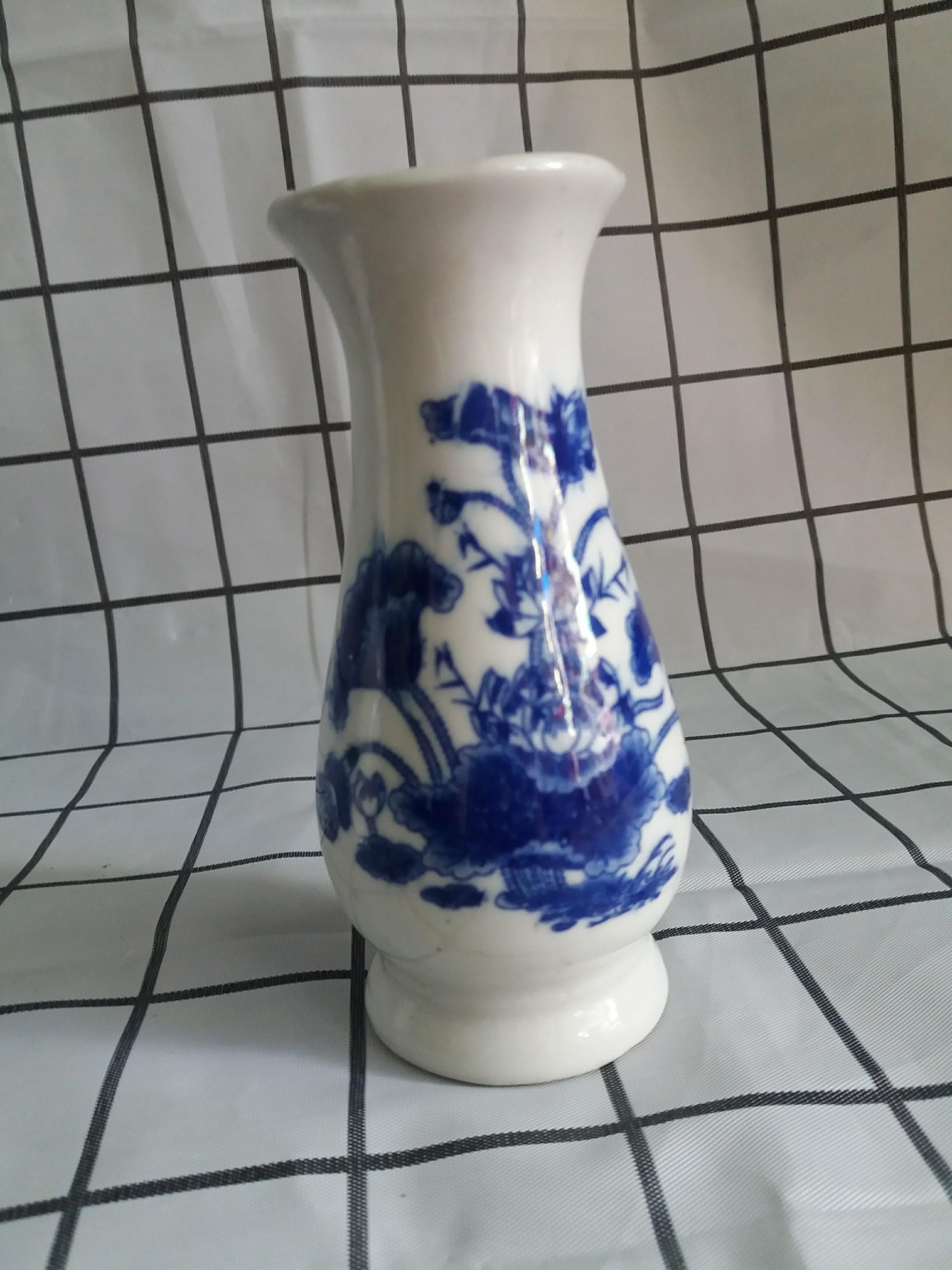 Bình hoa men xanh nhỏ xinh thờ cúng