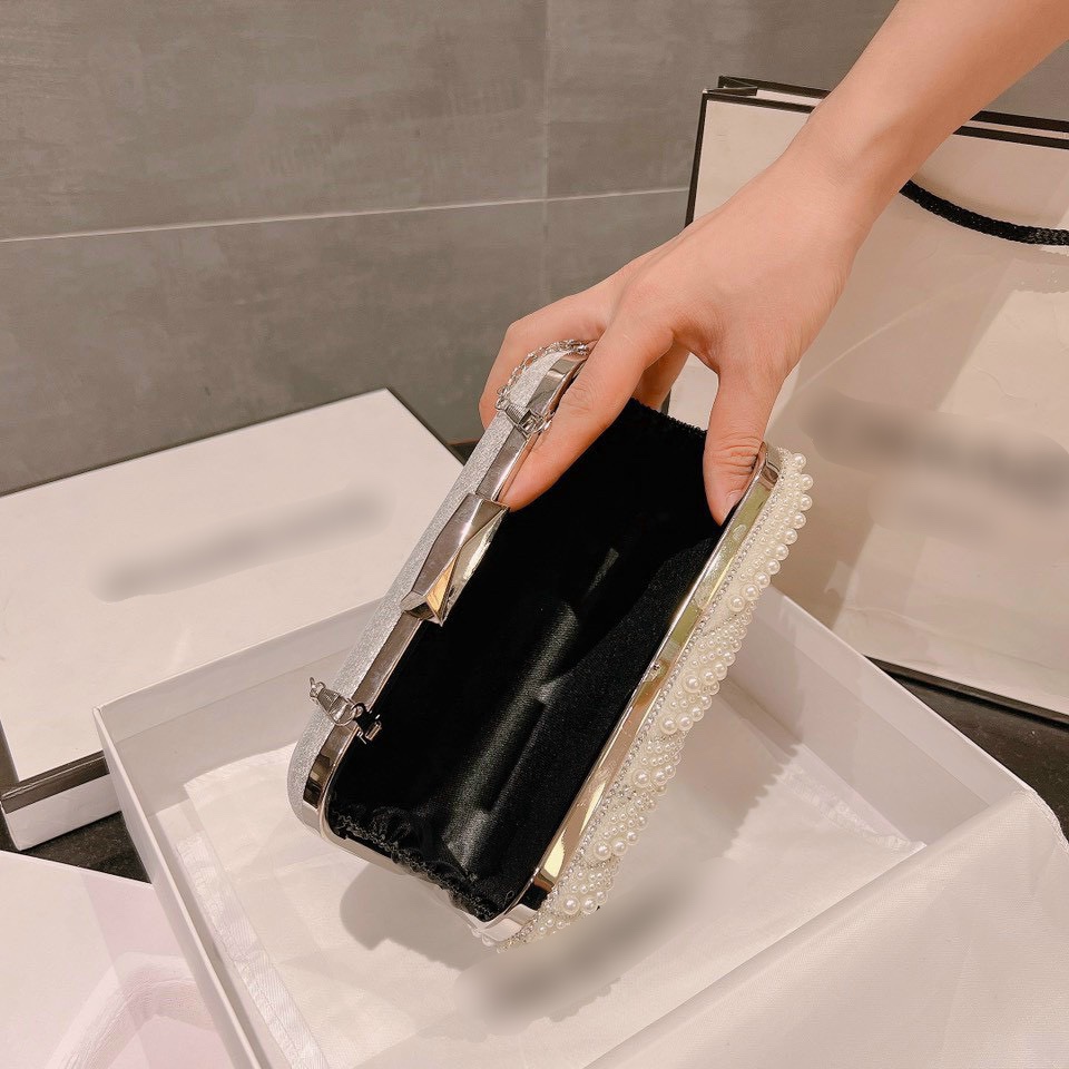 Clutch Cốp đính đá gợn sóng thời trang