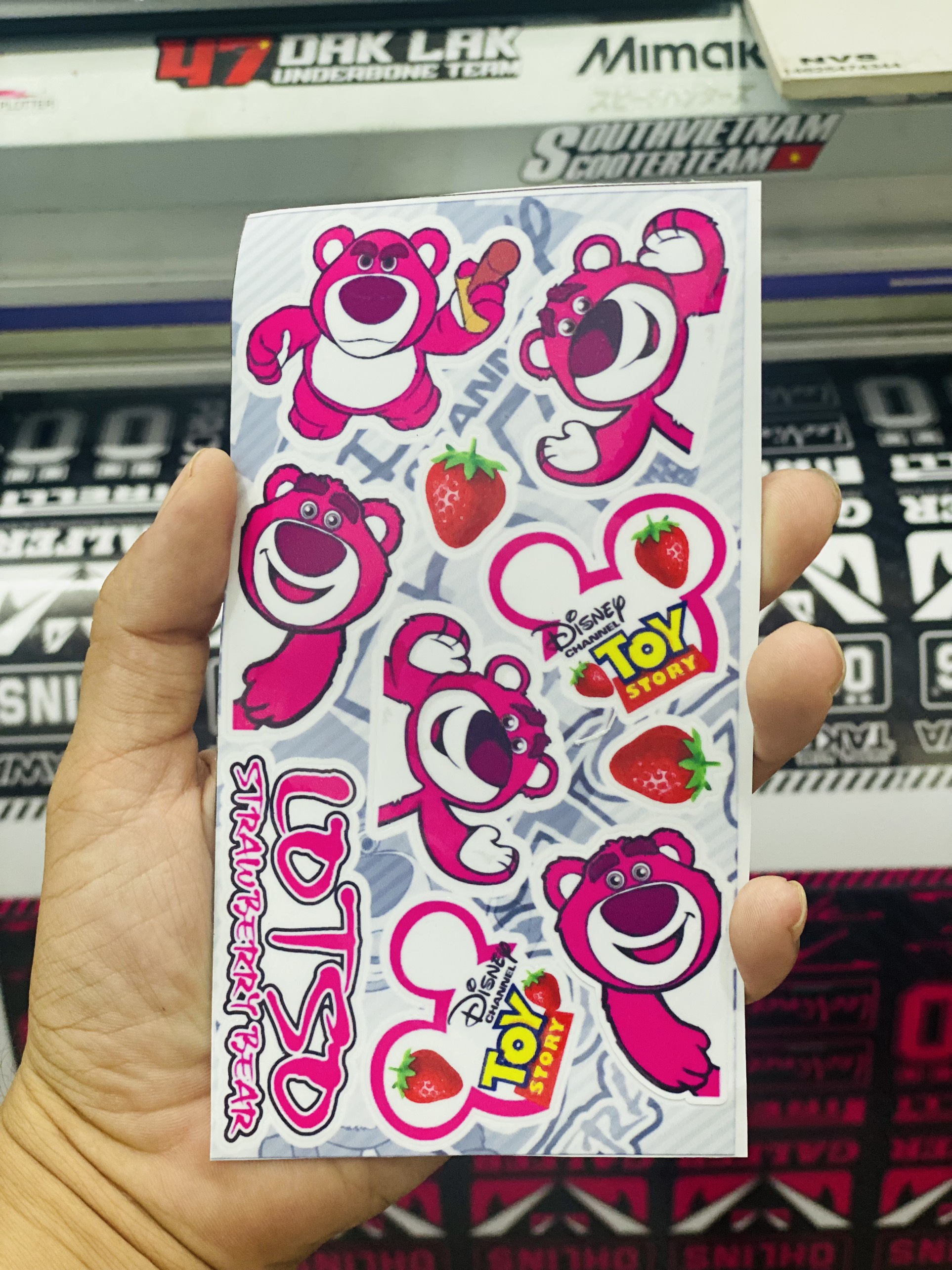 Tem logo gấu dâu lotso mini 12x17cm