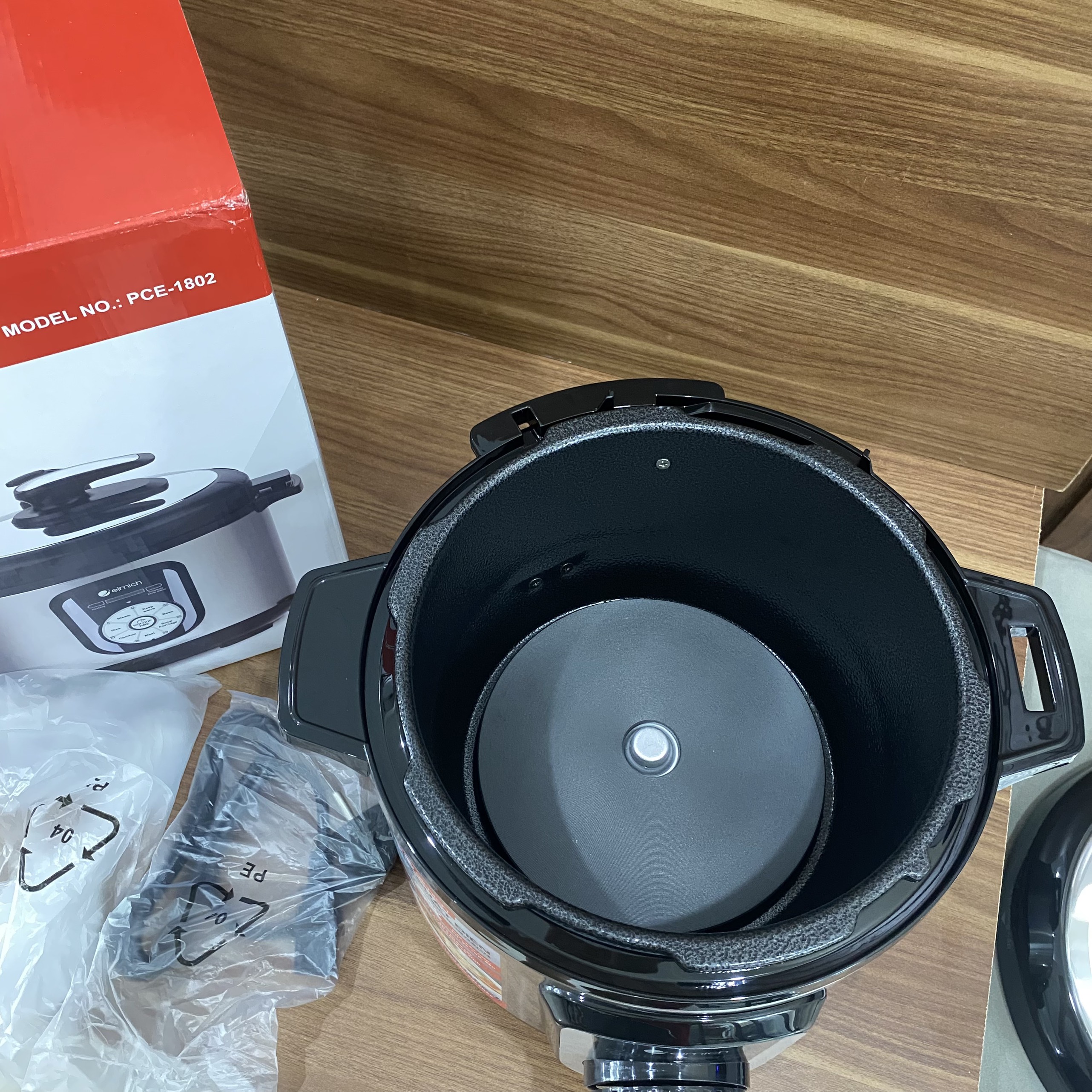 Nồi áp suất Elmich PCE-1802 (Dung tích 5L - Điện áp 220V - Công suất 900W - BH 24 tháng).