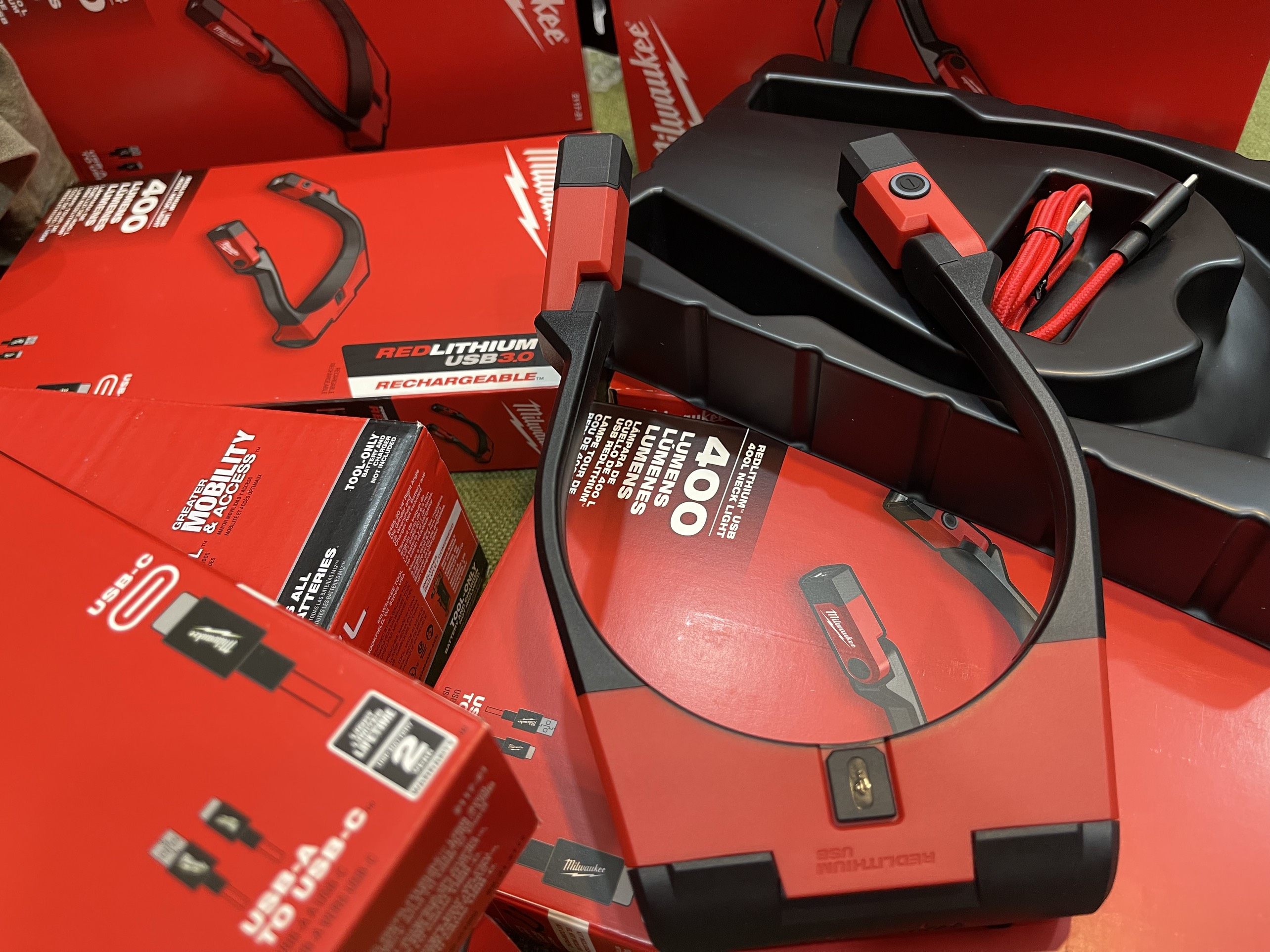 Milwaukee 2117-21 Bộ đèn cổ USB 400 Lumens REDLITHIUM