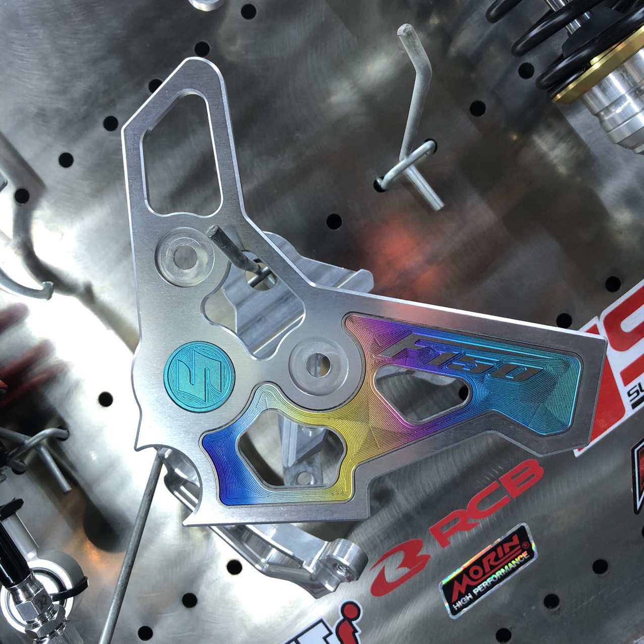 Nẹp Sườn Raider / Satria Titan Trái Phải + Logo Suzuki